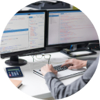Los desarrolladores comienza a programar el boceto Programación a medida del proyecto online